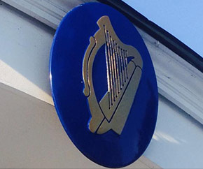Plaque d'une harpe celtique sur l'ambassade d'Irlande au Canada