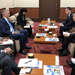 Rencontre entre le sénateur Paul J. Massicotte et M. Jun Arai, vice-gouverneur d'Osaka, afin de discuter des relations entre la préfecture d'Osaka et le Canada