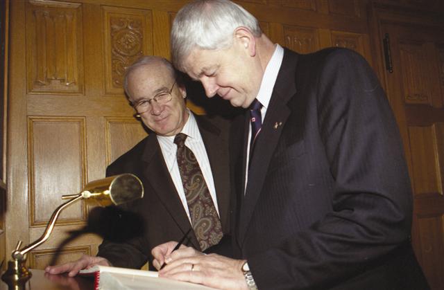 L'honorable Daniel Hays, sénateur, Président du Sénat du Canada rencontre M. Max Binder, Président du Conseil national de la Confédération suisse