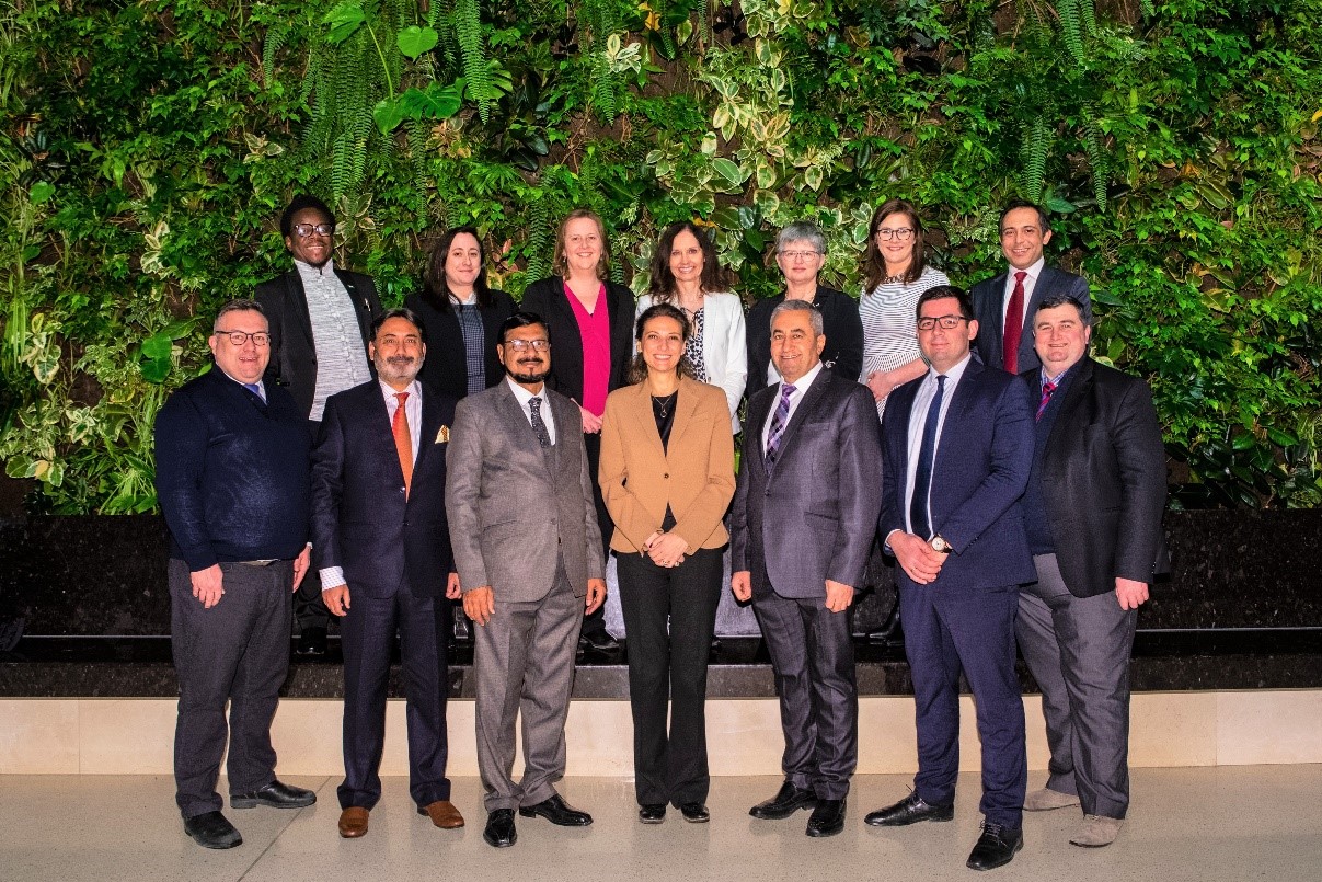 Photo de groupe du programme d'études des hauts fonctionnaires parlementaires