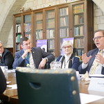 The delegation participating in a session on the economy and cost of living. | La délégation en train de participer à une session portant sur l'économie et le coût de la vie.