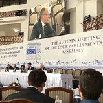 Luc Berthold de SECO participant au débat sur la géopolitique de l'Asie centrale et de la Méditerranée
