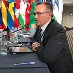 Luc Berthold de SECO participant au débat sur la géopolitique de l'Asie centrale et de la Méditerranée