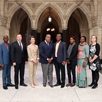 Huit hauts fonctionnaires parlementaires de cinq pays participant au PEHFP pour en apprendre davantage sur le fonctionnement du Parlement canadien